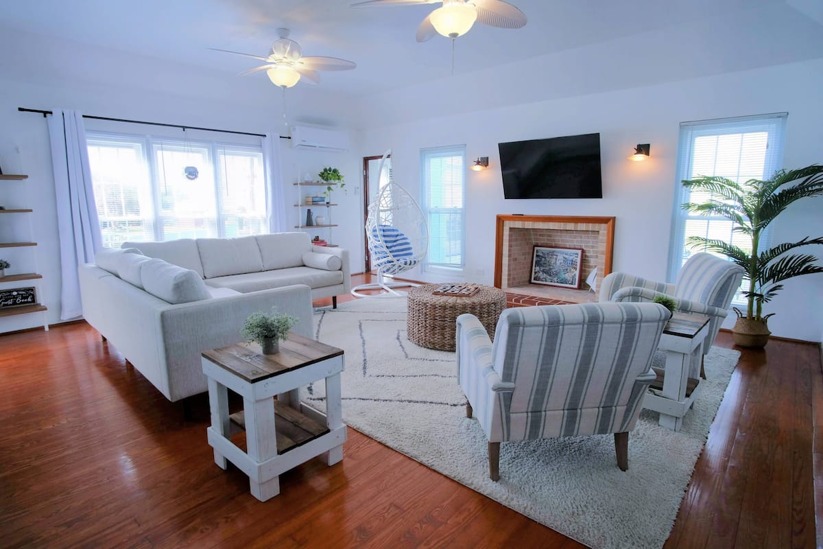 Seven Arches — living room